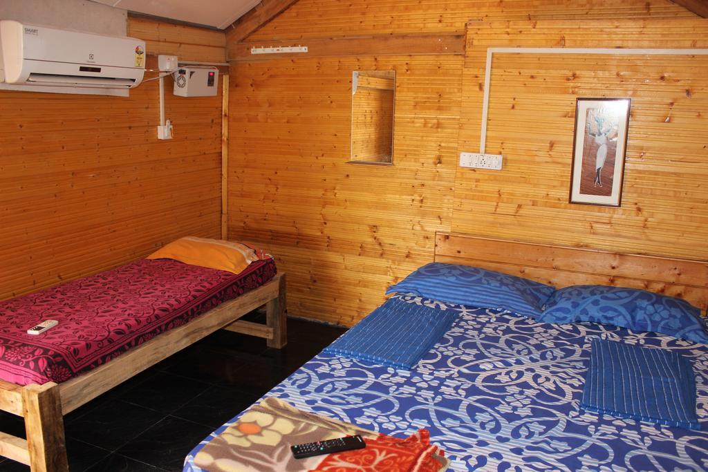 Tivai Beach Cottages Калангут Экстерьер фото