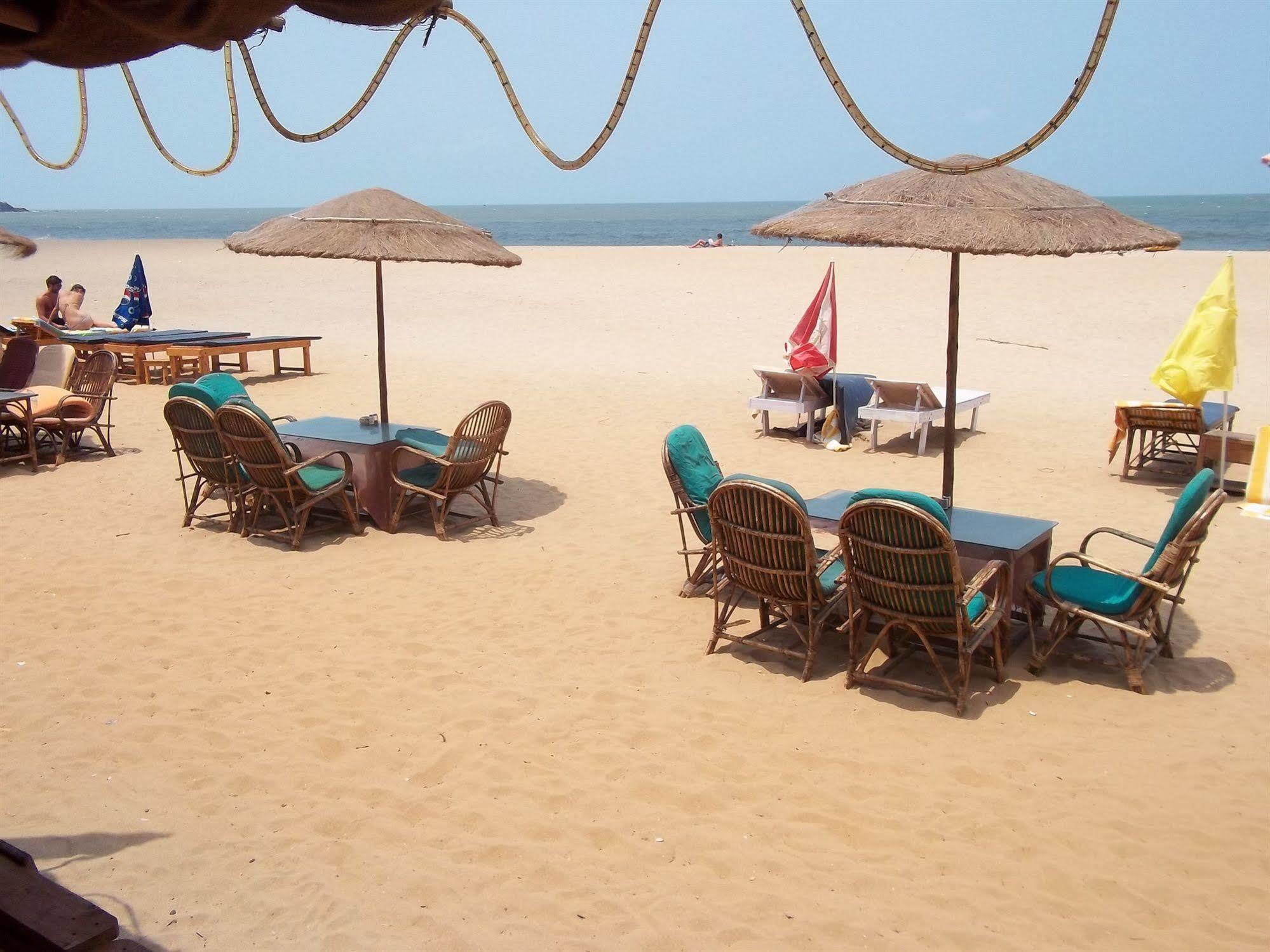 Tivai Beach Cottages Калангут Экстерьер фото